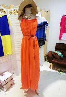 吊带欧美长裙图片女士,吊带长裙演绎时尚女士风采